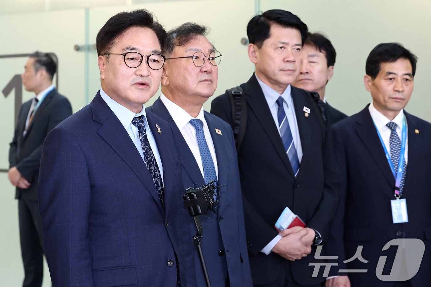 본문 이미지 - 우원식 국회의장이 2일 오후 인천국제공항을 통해 중국 &#39;전승절&#39;&#40;항일전쟁 및 반파시스트 전쟁 승전&#41; 80주년 행사 참석차 방중 의원단과 함께 출국하며 취재진 질문에 답하고 있다. 2025.9.2/뉴스1 ⓒ News1 민경석 기자