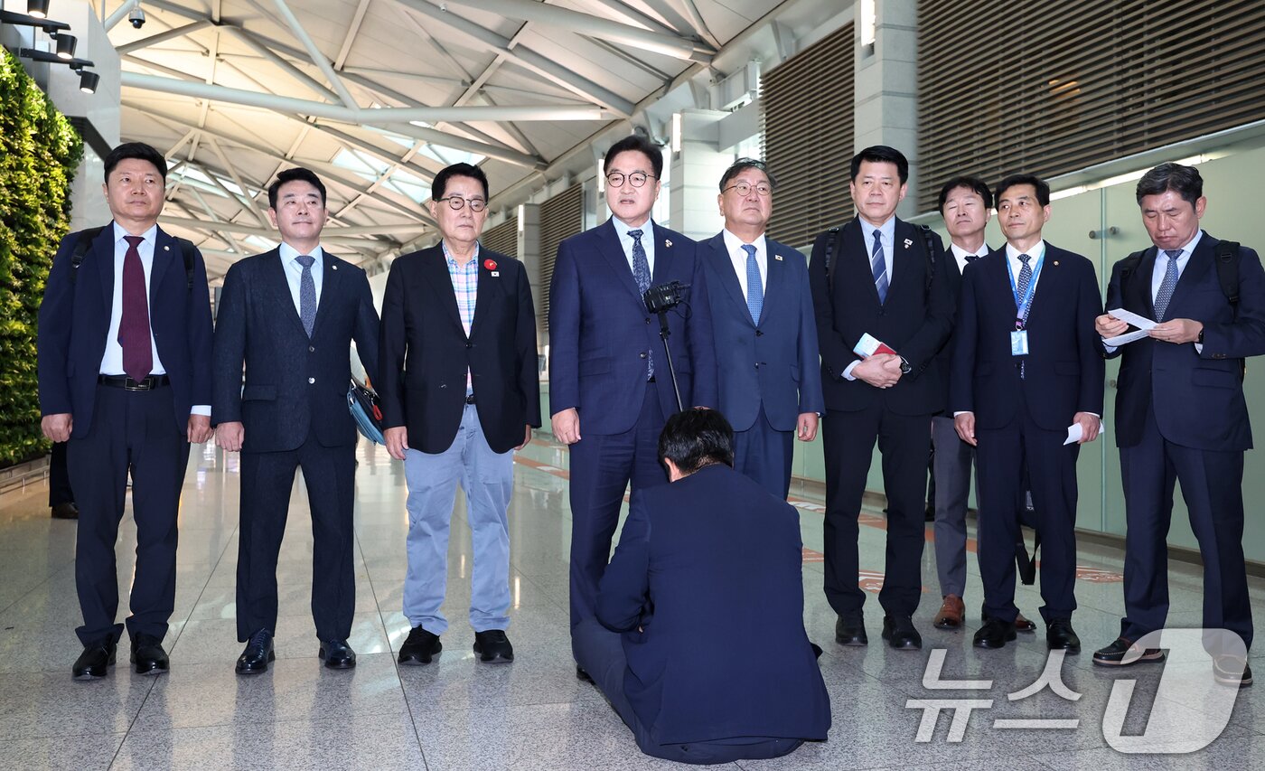 본문 이미지 - 우원식 국회의장이 2일 오후 인천국제공항을 통해 중국 &#39;전승절&#39;&#40;항일전쟁 및 반파시스트 전쟁 승전&#41; 80주년 행사 참석차 방중 의원단과 함께 출국하며 취재진 질문에 답하고 있다. 2025.9.2/뉴스1 ⓒ News1 민경석 기자