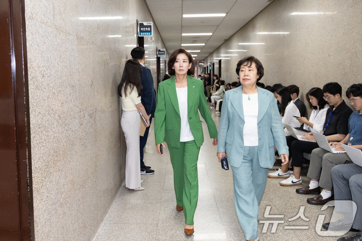 (서울=뉴스1) 이승배 기자 = 내란 특검팀이 비상계엄 해제 요구 결의안 표결 방해 의혹을 받는 추경호 국민의힘 의원에 대한 강제수사에 착수, 자택 및 원내대표실 등을 압수수색한 …