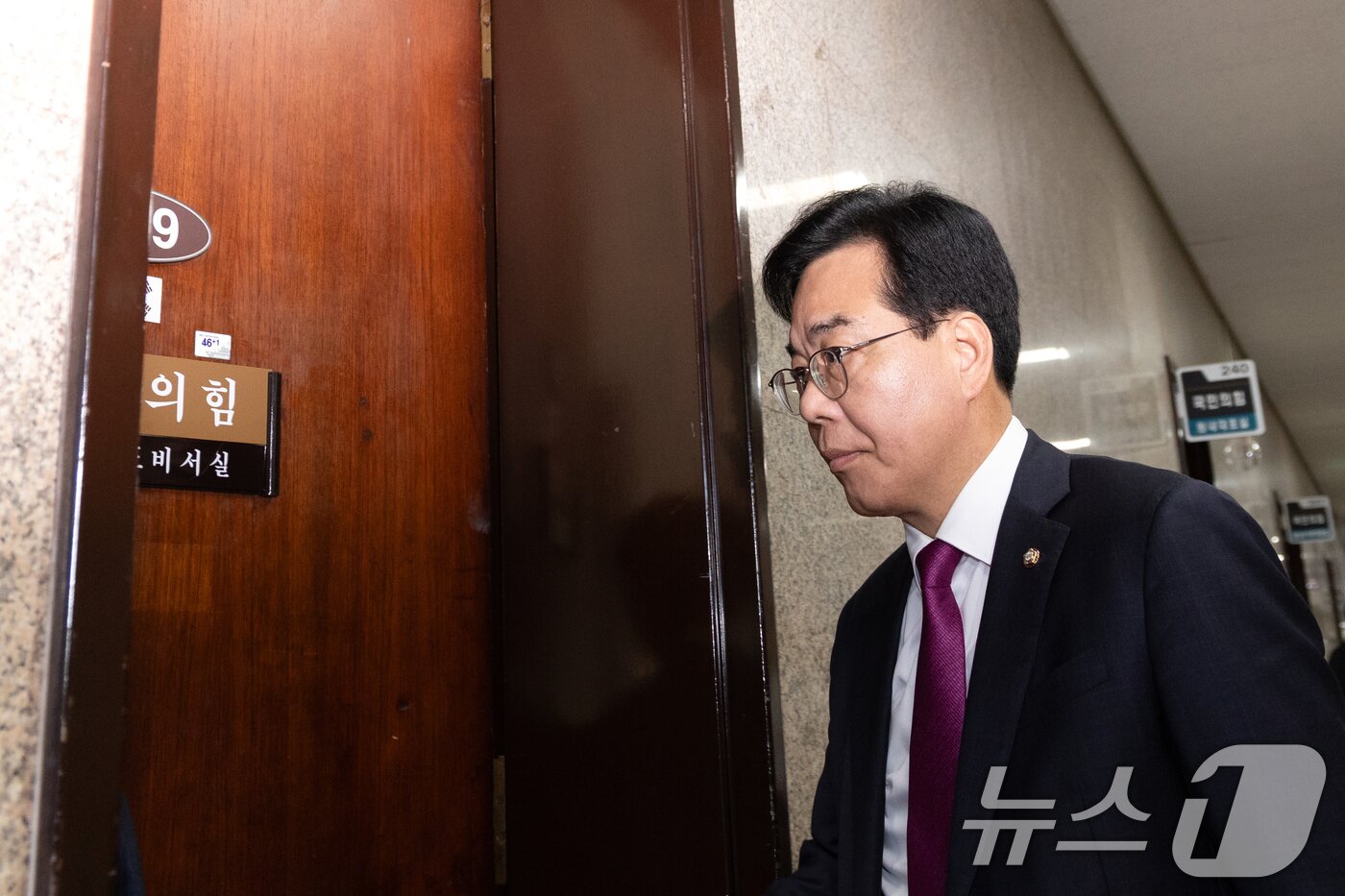 본문 이미지 - 내란 특검팀이 비상계엄 해제 요구 결의안 표결 방해 의혹을 받는 추경호 국민의힘 의원에 대한 강제수사에 착수, 자택 및 원내대표실 등을 압수수색한 2일 송언석 국민의힘 원내대표가 서울 여의도 국회 원내대표실로 향하고 있다. 2025.9.2/뉴스1 ⓒ News1 이승배 기자