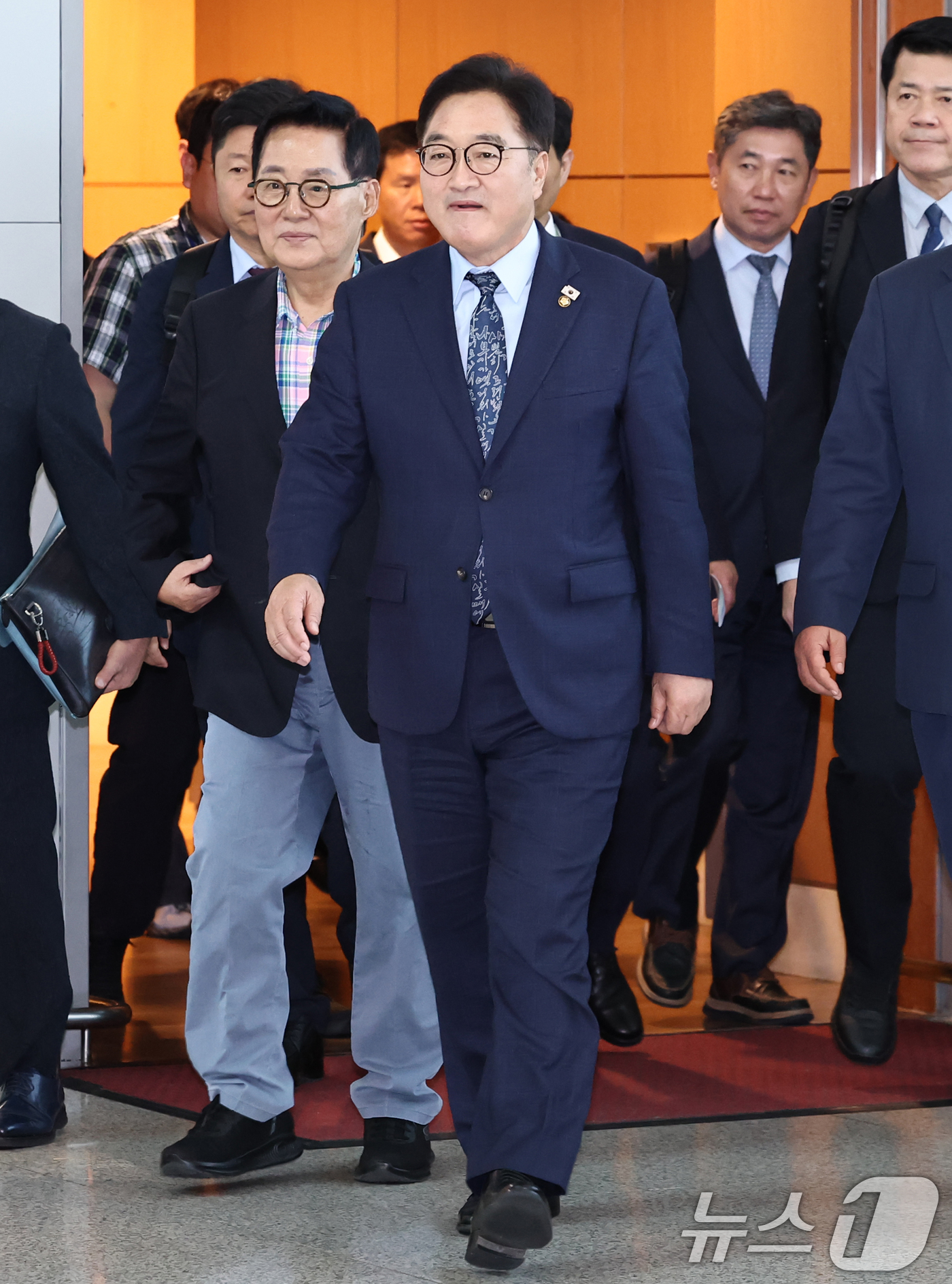 (인천공항=뉴스1) 민경석 기자 = 우원식 국회의장을 비롯한 방중 의원단이 2일 오후 인천국제공항을 통해 중국 '전승절'(항일전쟁 및 반파시스트 전쟁 승전) 80주년 행사 참석차 …