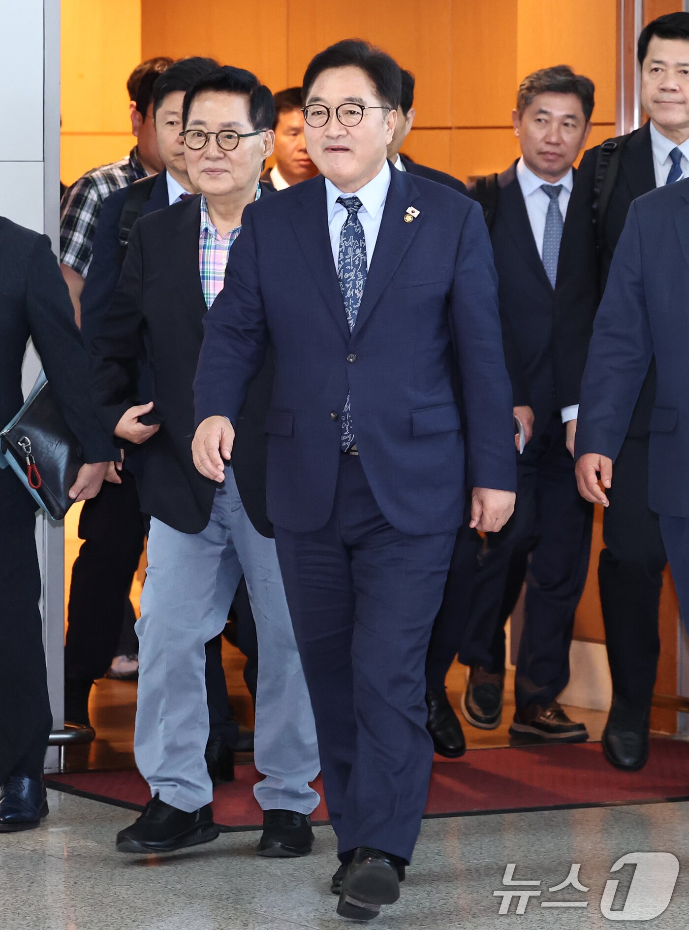 본문 이미지 - 우원식 국회의장을 비롯한 방중 의원단이 2일 오후 인천국제공항을 통해 중국 &#39;전승절&#39;&#40;항일전쟁 및 반파시스트 전쟁 승전&#41; 80주년 행사 참석차 출국하고 있다. 2025.9.2/뉴스1 ⓒ News1 민경석 기자