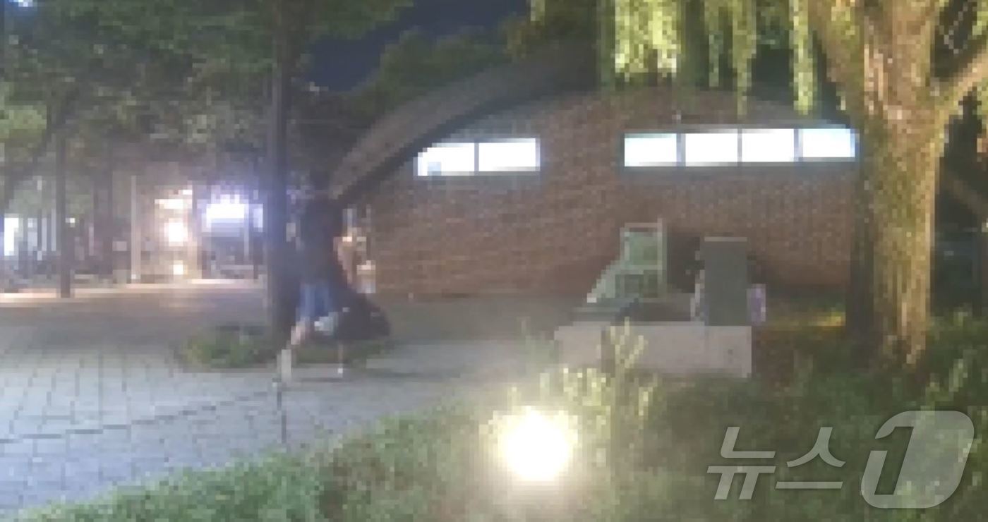 (대구=뉴스1) 이성덕 기자 = 경북 영천의 사관학교에서 근무하는 육군 교관(30대·대위)이 2일 오전 검은색 가방에 K-2소총을 담고 대구 수성구 수성못 일대를 걸어가고 있다.( …