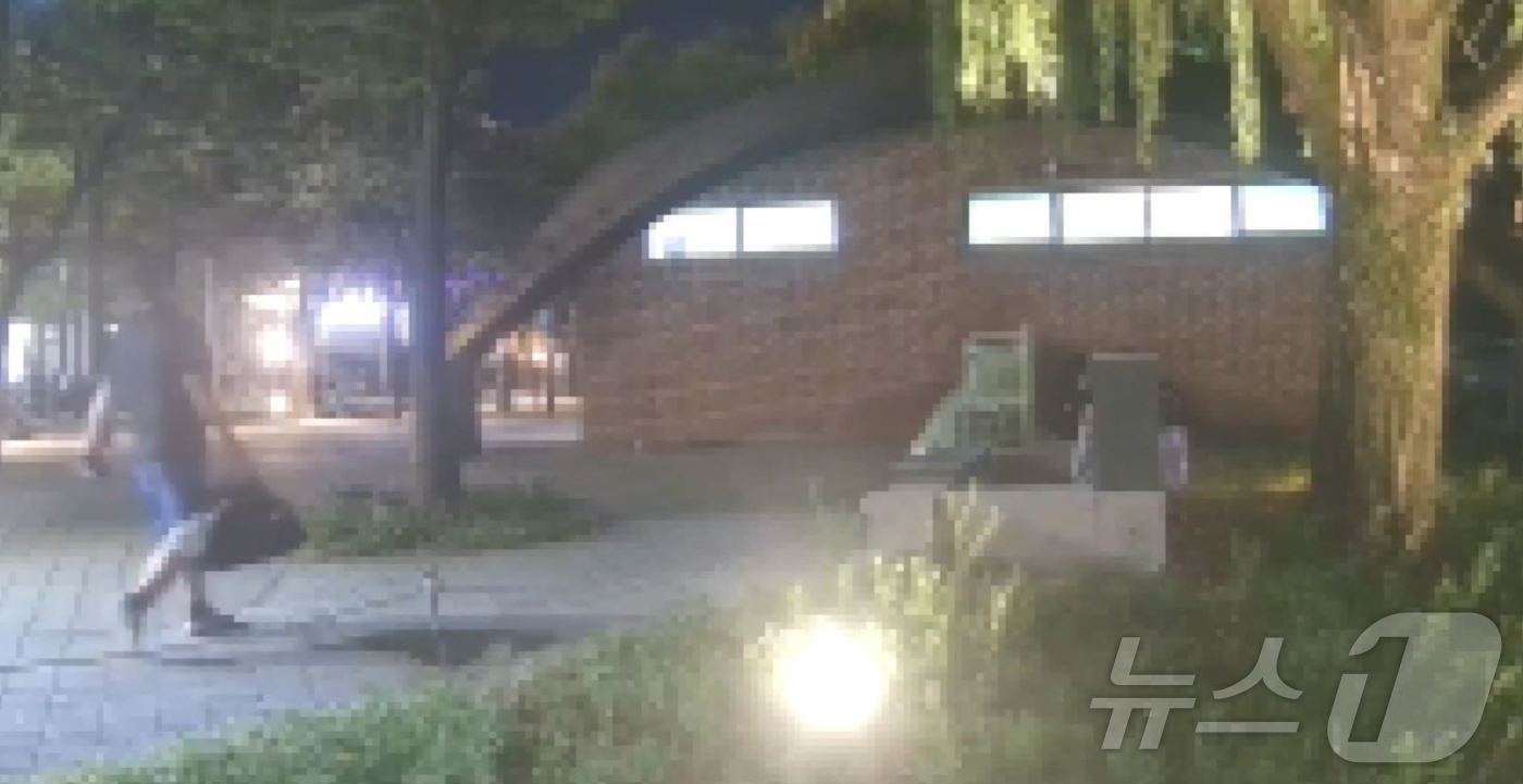 (대구=뉴스1) 이성덕 기자 = 경북 영천의 사관학교에서 근무하는 육군 교관(30대·대위)이 2일 오전 검은색 가방에 K-2소총을 담고 대구 수성구 수성못 일대를 걸어가고 있다.( …