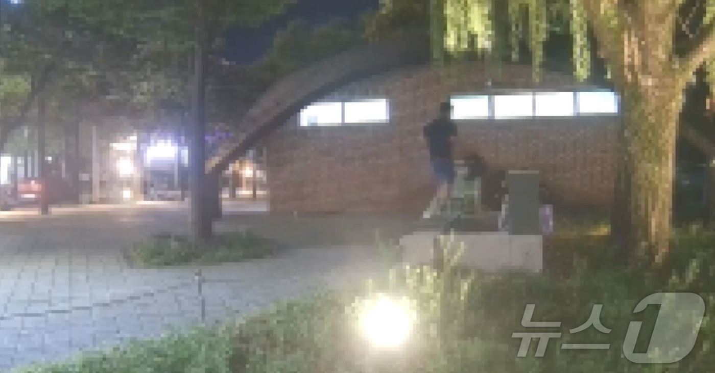 (대구=뉴스1) 이성덕 기자 = 경북 영천의 사관학교에서 근무하는 육군 교관(30대·대위)이 2일 오전 검은색 가방에 K-2소총을 담고 대구 수성구 수성못 일대를 걸어가고 있다.( …