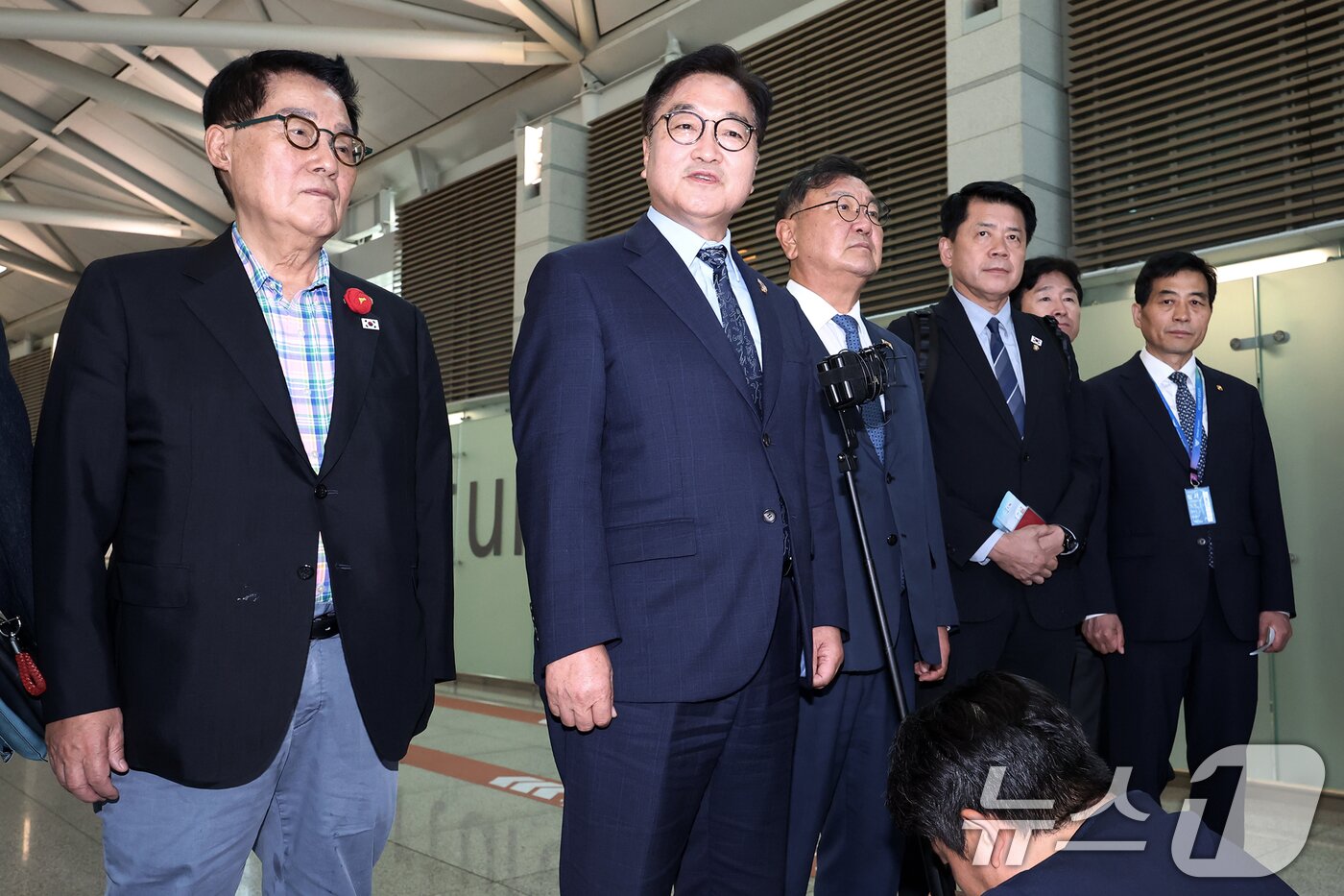 본문 이미지 - 우원식 국회의장이 2일 오후 인천국제공항을 통해 중국 &#39;전승절&#39;&#40;항일전쟁 및 반파시스트 전쟁 승전&#41; 80주년 행사 참석차 방중 의원단과 함께 출국하며 취재진 질문에 답하고 있다. 2025.9.2/뉴스1 ⓒ News1 민경석 기자