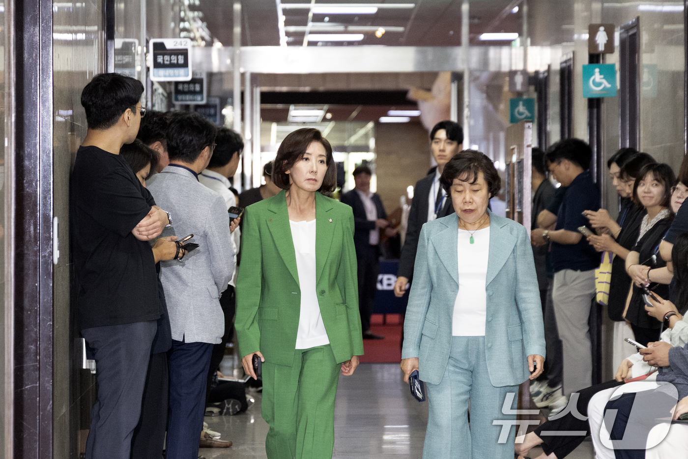 (서울=뉴스1) 이승배 기자 = 내란 특검팀이 비상계엄 해제 요구 결의안 표결 방해 의혹을 받는 추경호 국민의힘 의원에 대한 강제수사에 착수, 자택 및 원내대표실 등을 압수수색한 …