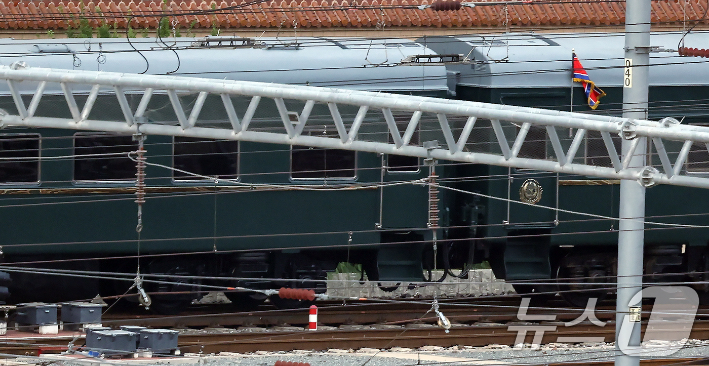 (베이징(중국)=뉴스1) 박정호 기자 = 6년 만에 중국 방문에 나선 김정은 북한 노동당 총비서(국무위원장)가 탑승한 특별열차가 2일 오후 중국 베이징역으로 도착하고 있다. 김정은 …