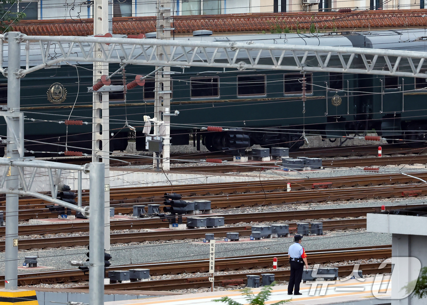 (베이징(중국)=뉴스1) 박정호 기자 = 6년 만에 중국 방문에 나선 김정은 북한 노동당 총비서(국무위원장)가 탑승한 특별열차가 2일 오후 중국 베이징역으로 도착하고 있다. 김정은 …