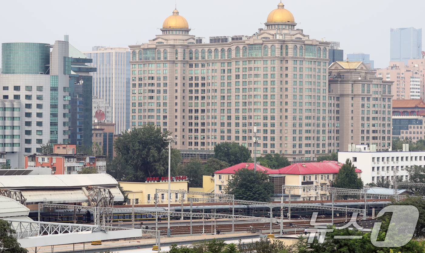 (베이징(중국)=뉴스1) 박정호 기자 = 6년 만에 중국 방문에 나선 김정은 북한 노동당 총비서(국무위원장)가 탑승한 특별열차가 2일 오후 중국 베이징역으로 도착하고 있다. 김정은 …