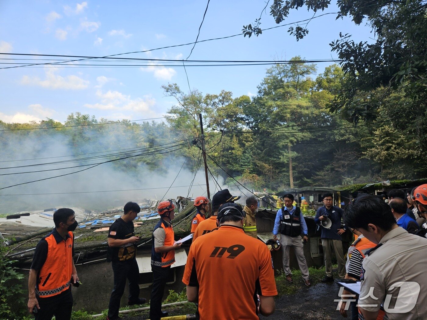본문 이미지 - 2일 오후 서울 강남구 구룡마을에 화재가 발생해 소방이 출동해 진화 작업을 벌이고 있다. 2025.9.1/뉴스1 ⓒ News1 유채연 기자