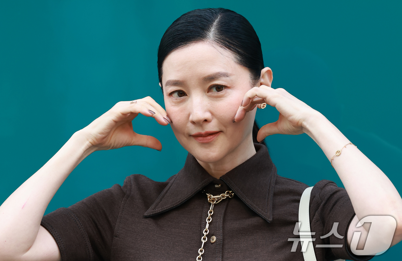 (서울=뉴스1) 권현진 기자 = 배우 이영애가 2일 오후 서울 강남구 구찌 청담 플래그십에서에서 열린 구찌(GUCCI)의 오스테리아 서울 이전·리뉴얼 오픈 기념 행사에 참석해 포즈 …