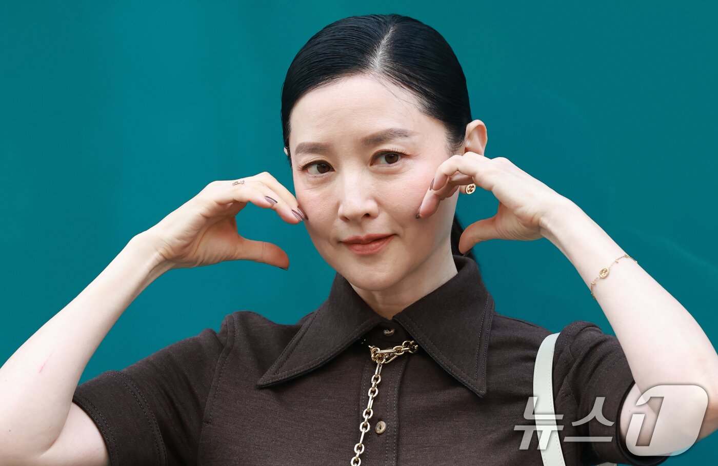 본문 이미지 - 배우 이영애가 2일 오후 서울 강남구 구찌 청담 플래그십에서에서 열린 구찌(GUCCI)의 오스테리아 서울 이전·리뉴얼 오픈 기념 행사에 참석해 볼 하트 포즈를 취하고 있다. ⓒ News1 권현진 기자