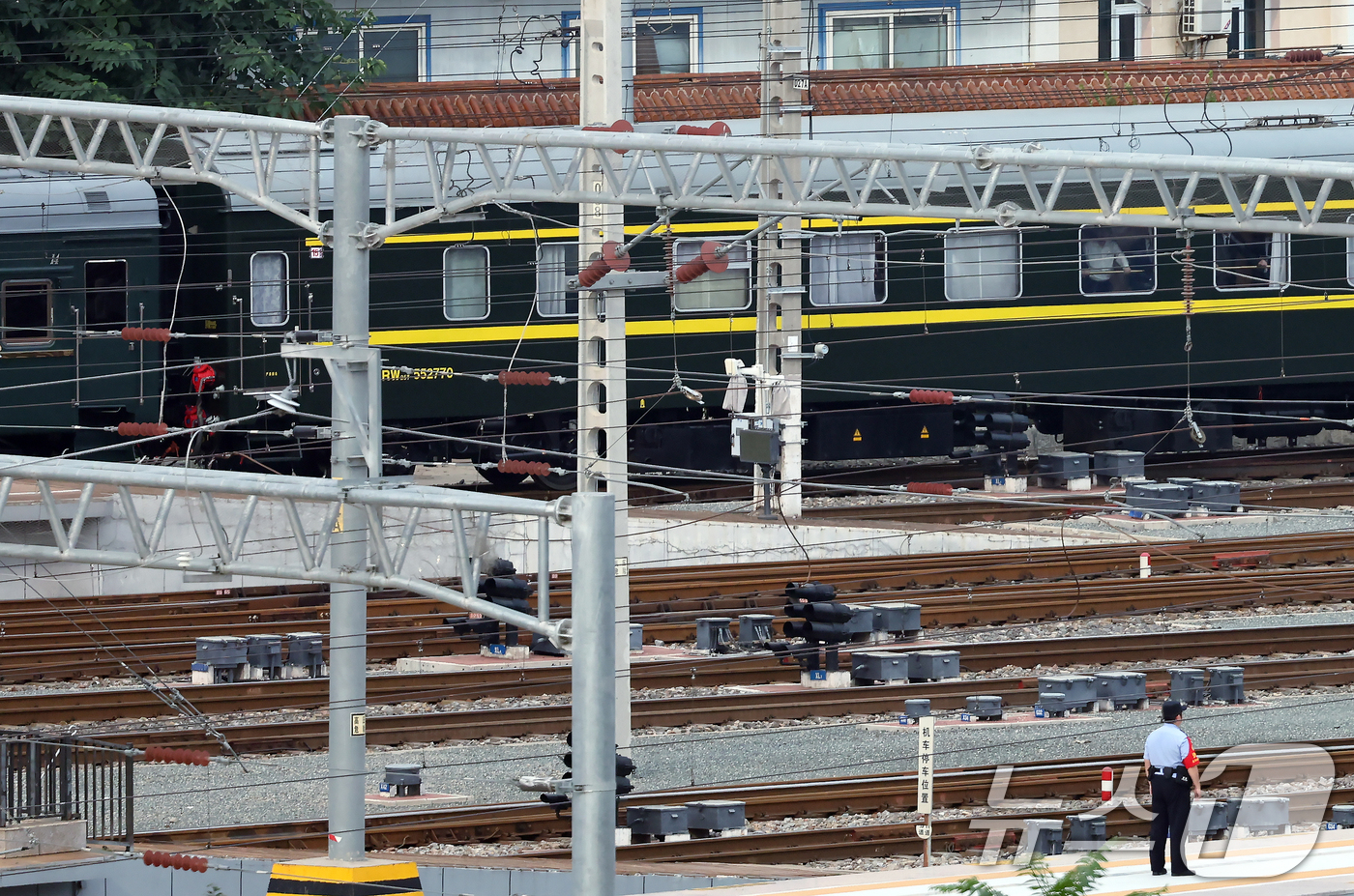 (베이징(중국)=뉴스1) 박정호 기자 = 6년 만에 중국 방문에 나선 김정은 북한 노동당 총비서(국무위원장)가 탑승한 특별열차가 2일 오후 중국 베이징역으로 도착하고 있다. 김정은 …