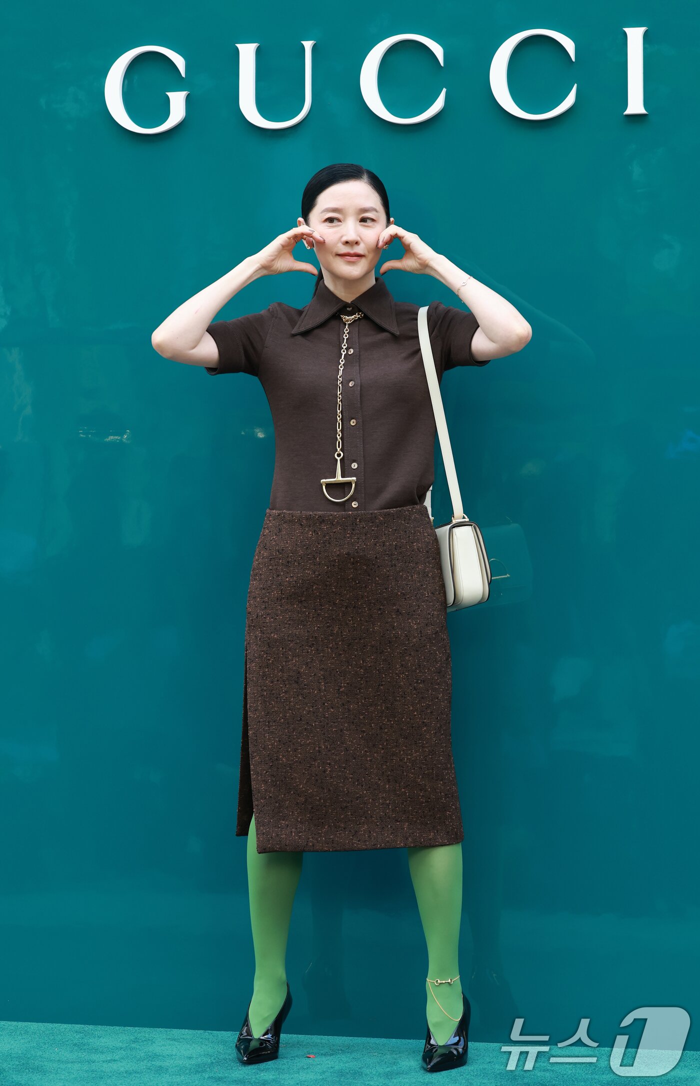 본문 이미지 - 배우 이영애가 2일 오후 서울 강남구 구찌 청담 플래그십에서에서 열린 구찌(GUCCI)의 오스테리아 서울 이전·리뉴얼 오픈 기념 행사에 참석해 포즈를 취하고 있다. ⓒ News1 권현진 기자