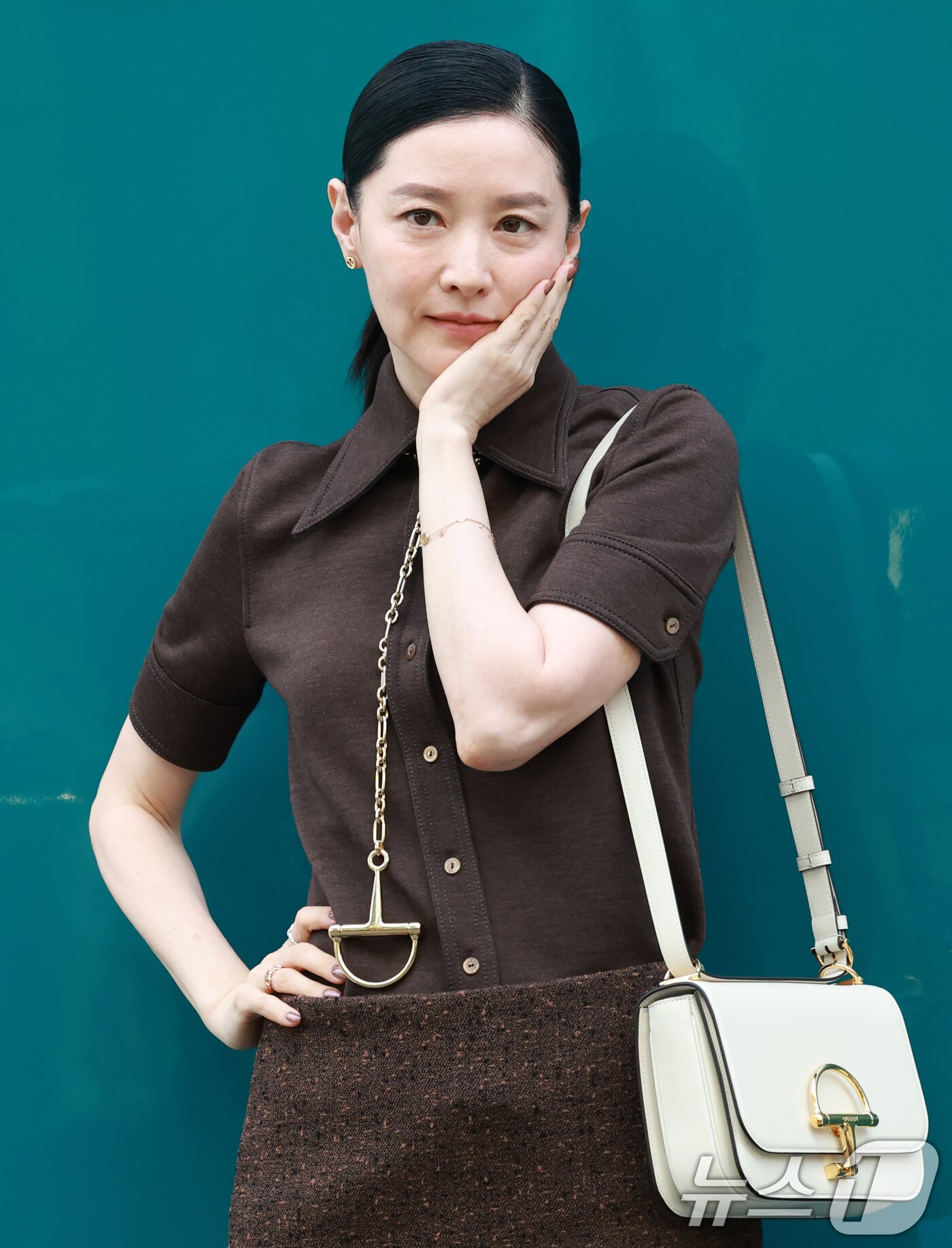 본문 이미지 - 배우 이영애가 2일 오후 서울 강남구 구찌 청담 플래그십에서에서 열린 구찌(GUCCI)의 오스테리아 서울 이전·리뉴얼 오픈 기념 행사에 참석해 매력을 발산하고 있다. ⓒ News1 권현진 기자