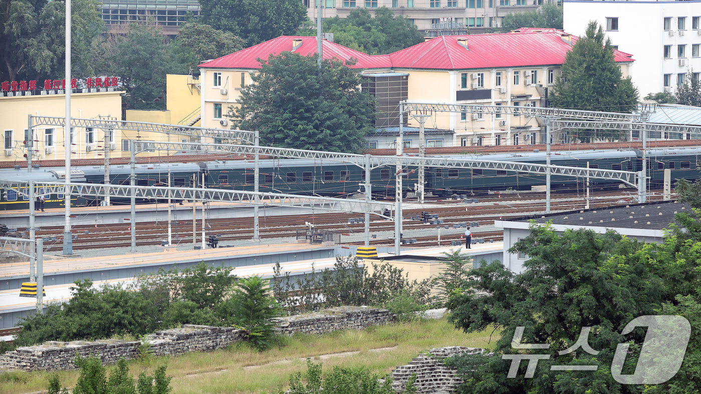 (베이징(중국)=뉴스1) 박정호 기자 = 6년 만에 중국 방문에 나선 김정은 북한 노동당 총비서(국무위원장)가 탑승한 특별열차가 2일 오후 중국 베이징역으로 도착하고 있다. 김정은 …
