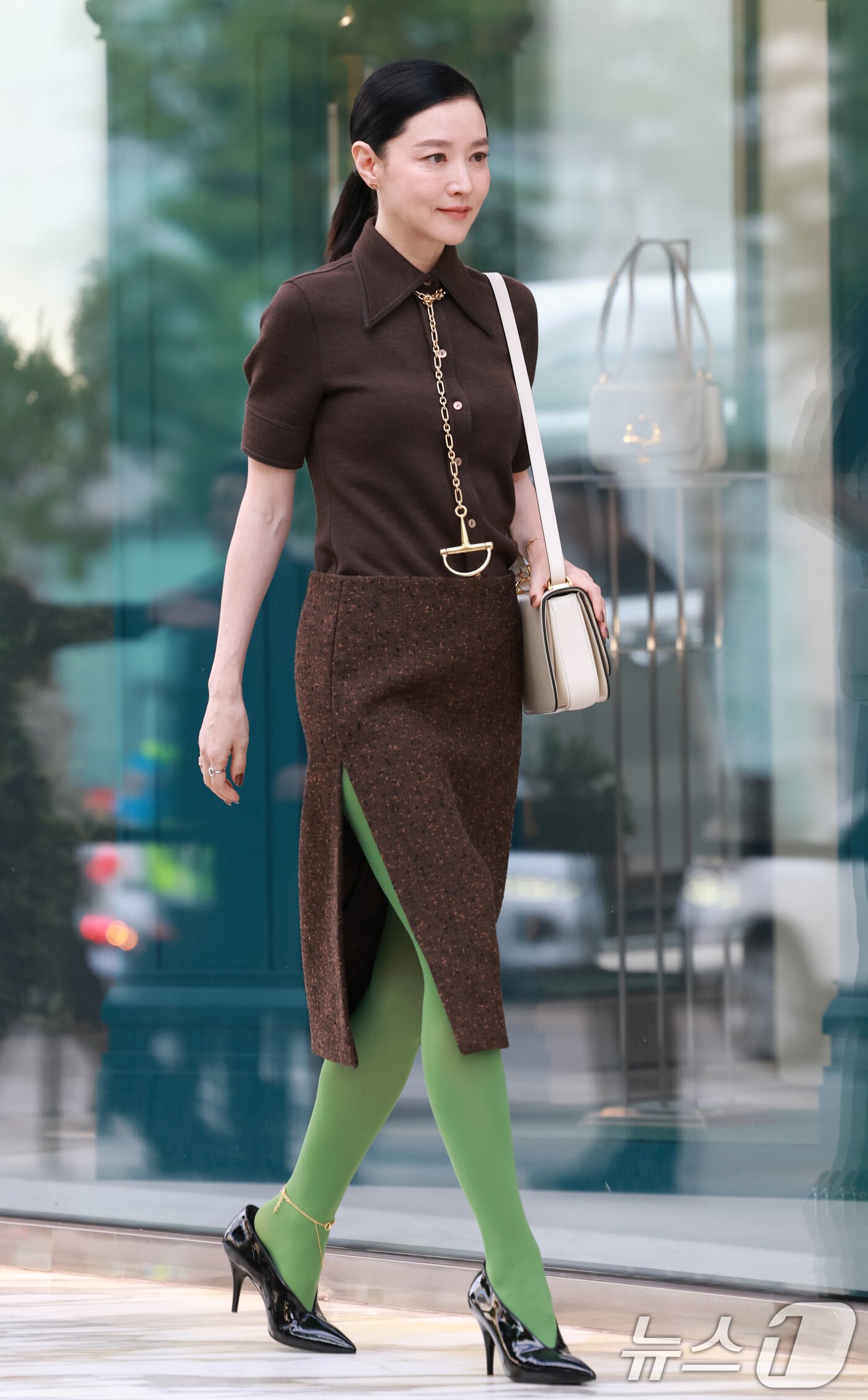 본문 이미지 - 배우 이영애가 2일 오후 서울 강남구 구찌 청담 플래그십에서에서 열린 구찌(GUCCI)의 오스테리아 서울 이전·리뉴얼 오픈 기념 행사에 참석하고 있다. ⓒ News1 권현진 기자