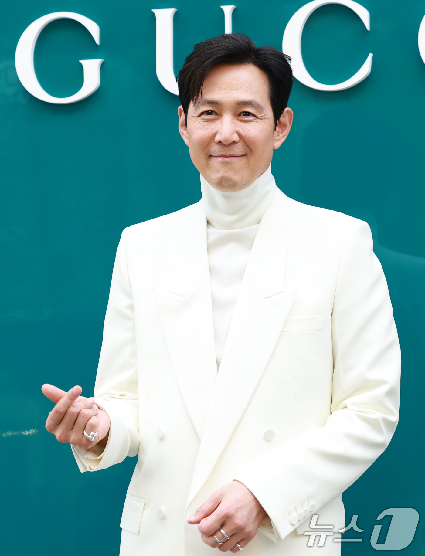 (서울=뉴스1) 권현진 기자 = 배우 이정재가 2일 오후 서울 강남구 구찌 청담 플래그십에서에서 열린 구찌(GUCCI)의 오스테리아 서울 이전·리뉴얼 오픈 기념 행사에 참석해 포즈 …