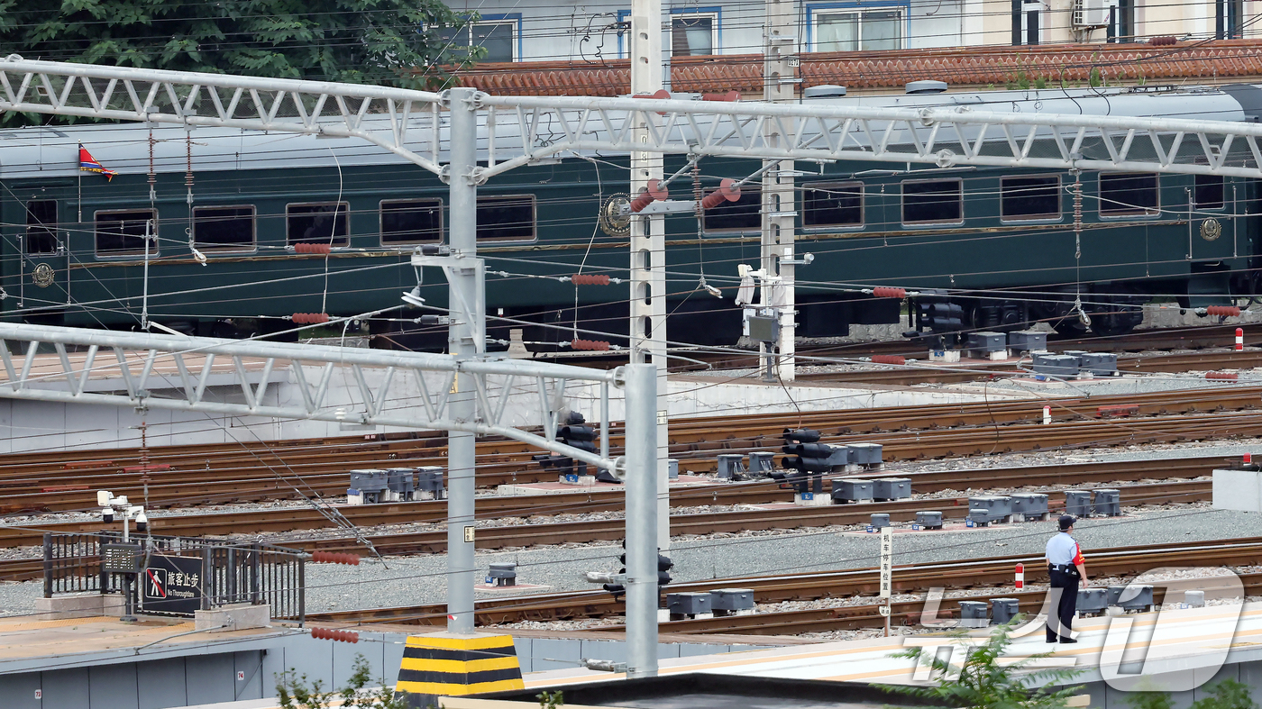 (베이징(중국)=뉴스1) 박정호 기자 = 6년 만에 중국 방문에 나선 김정은 북한 노동당 총비서(국무위원장)가 탑승한 특별열차가 2일 오후 중국 베이징역으로 도착하고 있다. 김정은 …