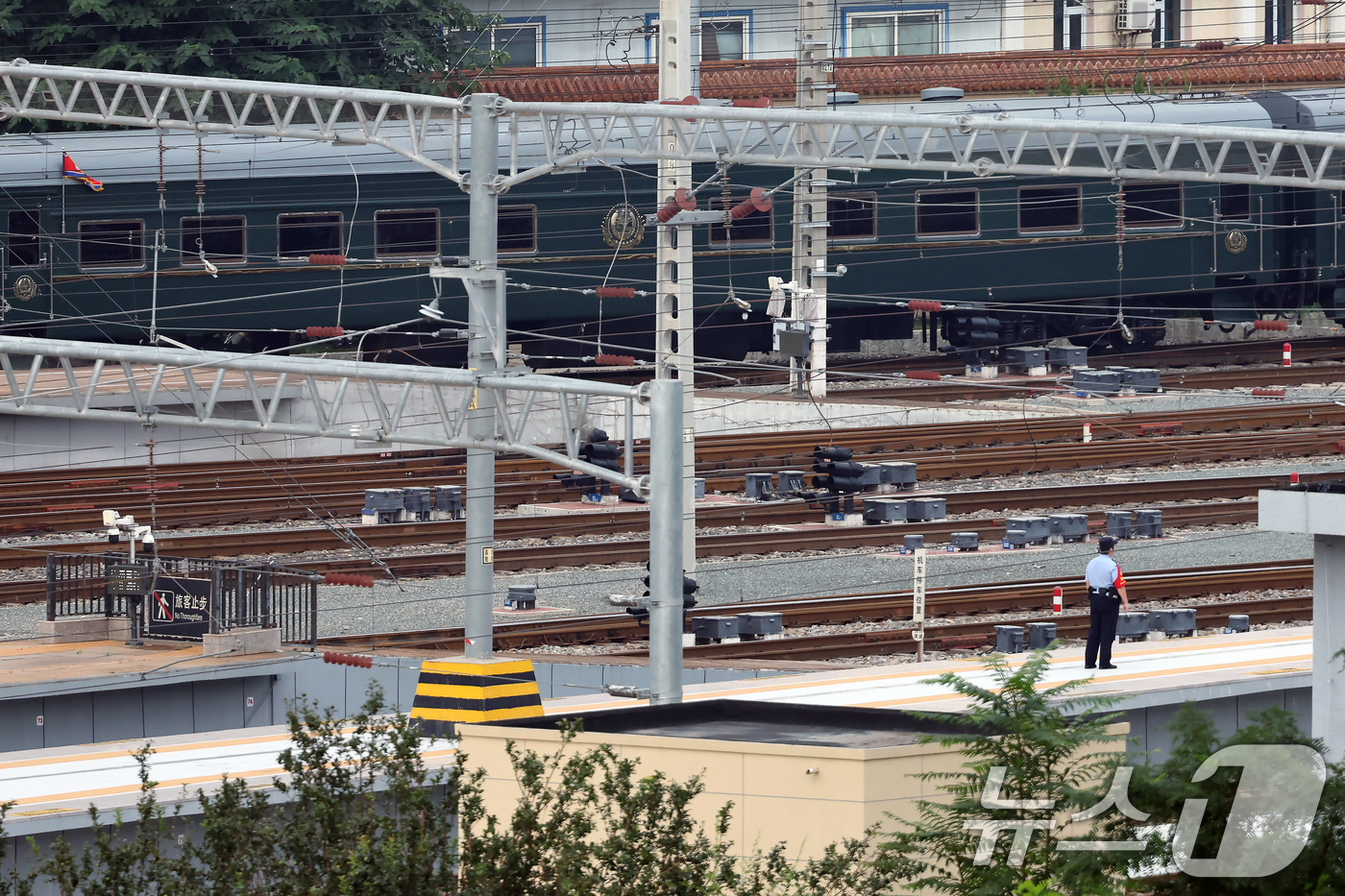 (베이징(중국)=뉴스1) 박정호 기자 = 6년 만에 중국 방문에 나선 김정은 북한 노동당 총비서(국무위원장)가 탑승한 특별열차가 2일 오후 중국 베이징역으로 도착하고 있다. 김정은 …