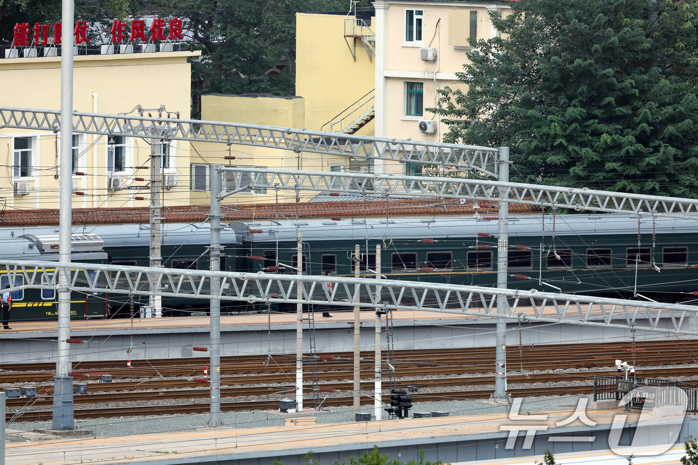 (베이징(중국)=뉴스1) 박정호 기자 = 6년 만에 중국 방문에 나선 김정은 북한 노동당 총비서(국무위원장)가 탑승한 특별열차가 2일 오후 중국 베이징역으로 도착하고 있다. 김정은 …