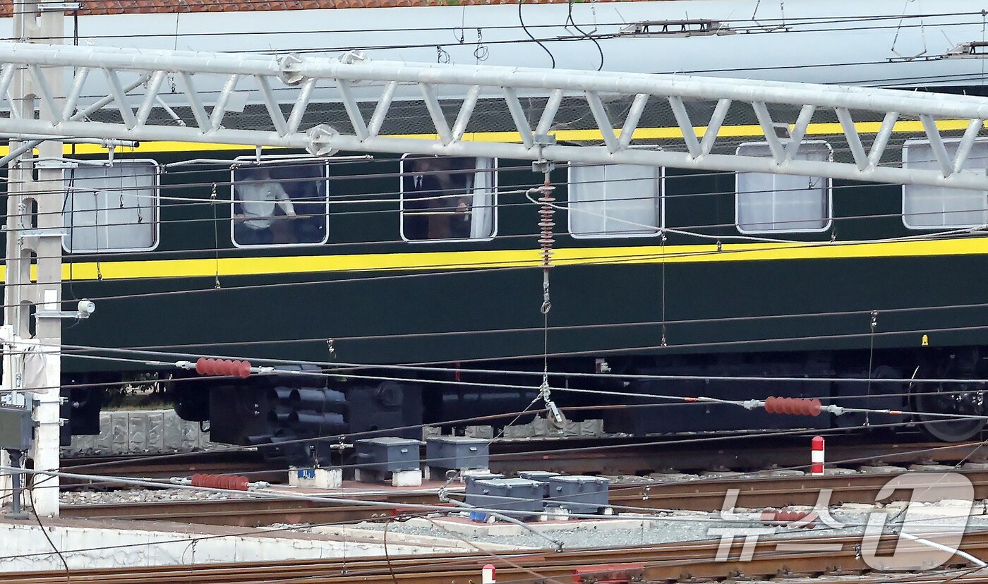 본문 이미지 - 6년 만에 중국 방문에 나선 김정은 북한 노동당 총비서&#40;국무위원장&#41;가 탑승한 특별열차가 2일 오후 중국 베이징역으로 도착하고 있다. 2025.9.2/뉴스1 ⓒ News1 박정호 기자