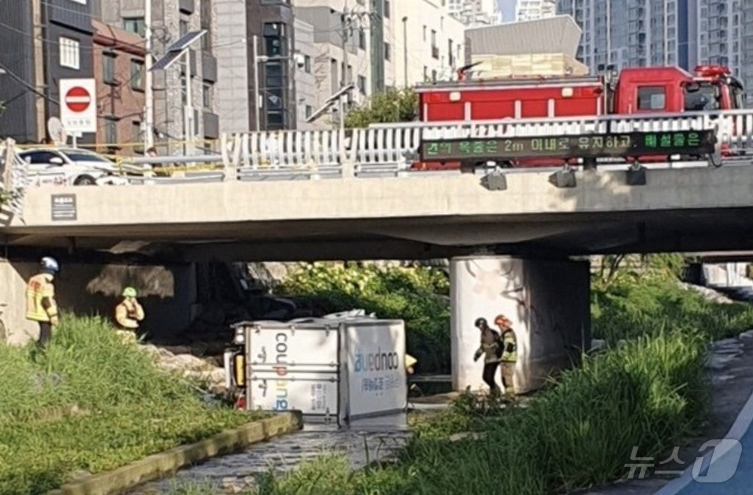 (서울=뉴스1) = 2일 오전 서울 성북구 보문2교 인근에서 택시와 충돌한 택배 배송 트럭이 다리 아래로 추락하는 사고가 발생했다. (독자 제공. 재판매 및 DB 금지) 2025. …