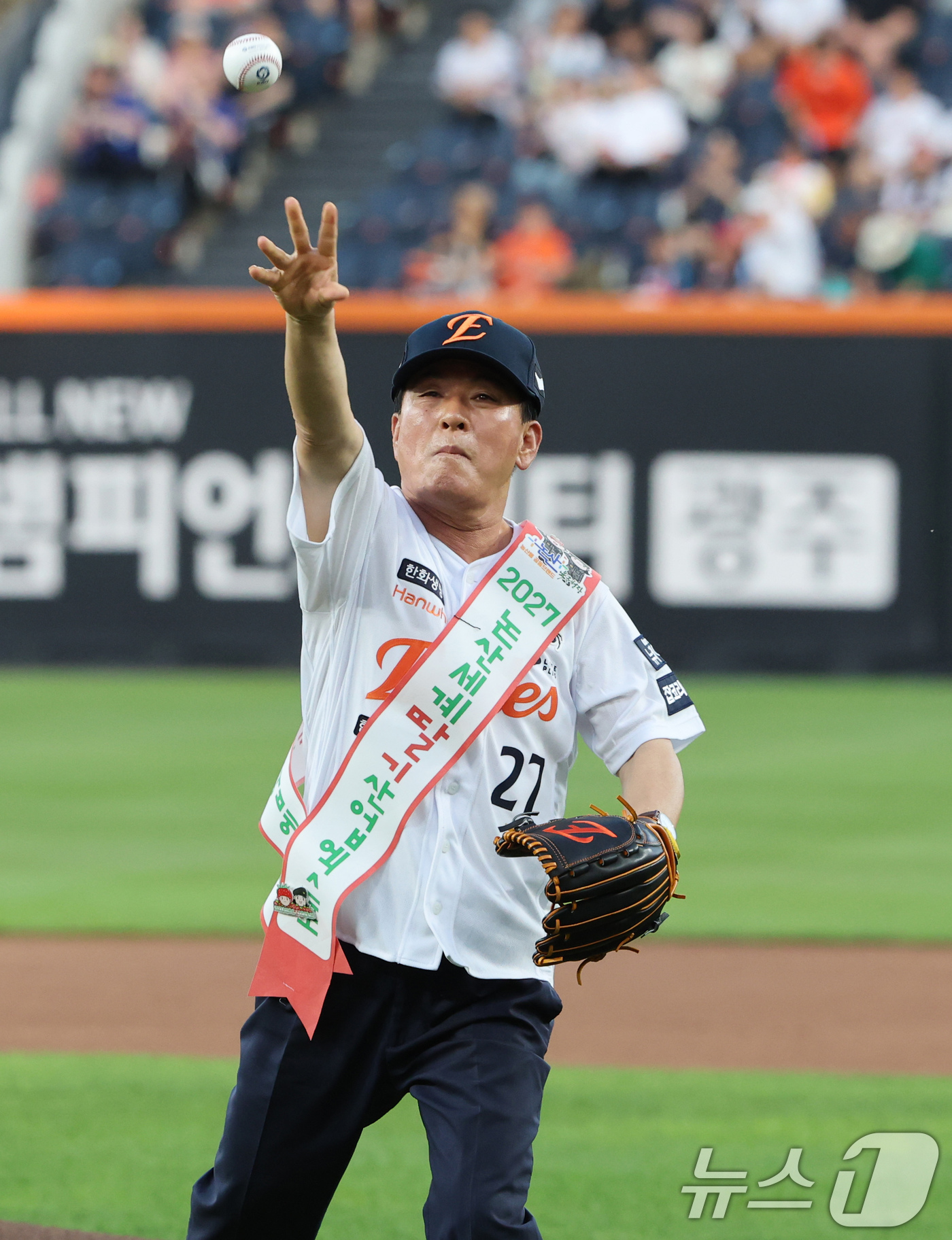 (대전=뉴스1) 김기태 기자 = 백성현 충남 논산시장이 2일 대전 한화생명 볼파크에서 열린 프로야구 '2025 신한 SOL뱅크 KBO 리그' 기아 타이거즈와 한화 이글스 경기에서 …