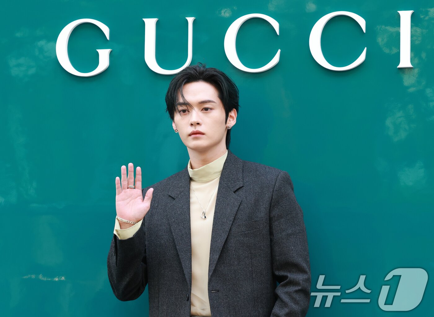 리노, 부드러운 손 인사