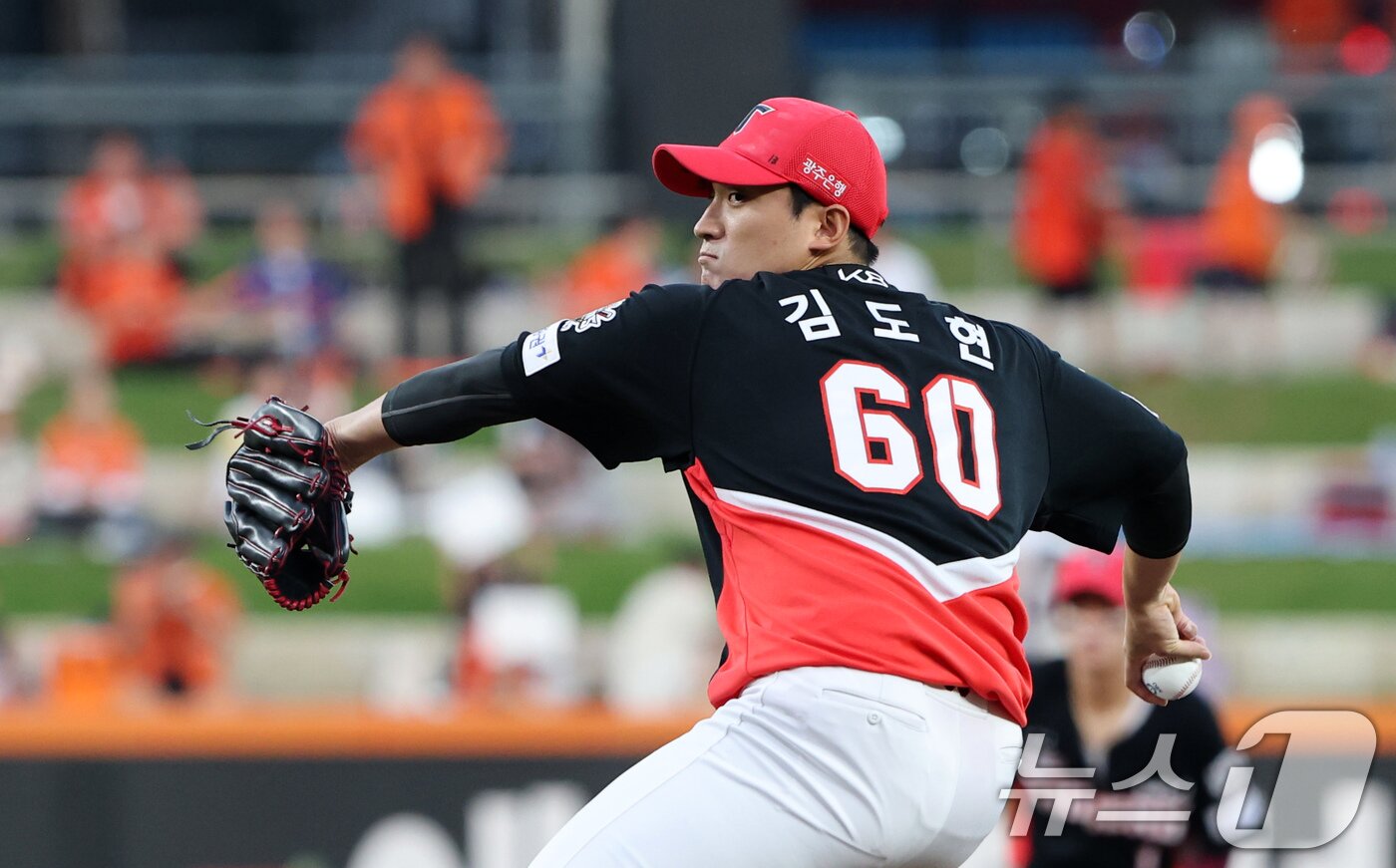 본문 이미지 - 2일 대전 한화생명 볼파크에서 열린 프로야구 '2025 신한 SOL뱅크 KBO 리그' 기아 타이거즈와 한화 이글스 경기에서 기아 선발 김도현이 역투하고 있다. 2025.9.2/뉴스1 ⓒ News1 김기태 기자