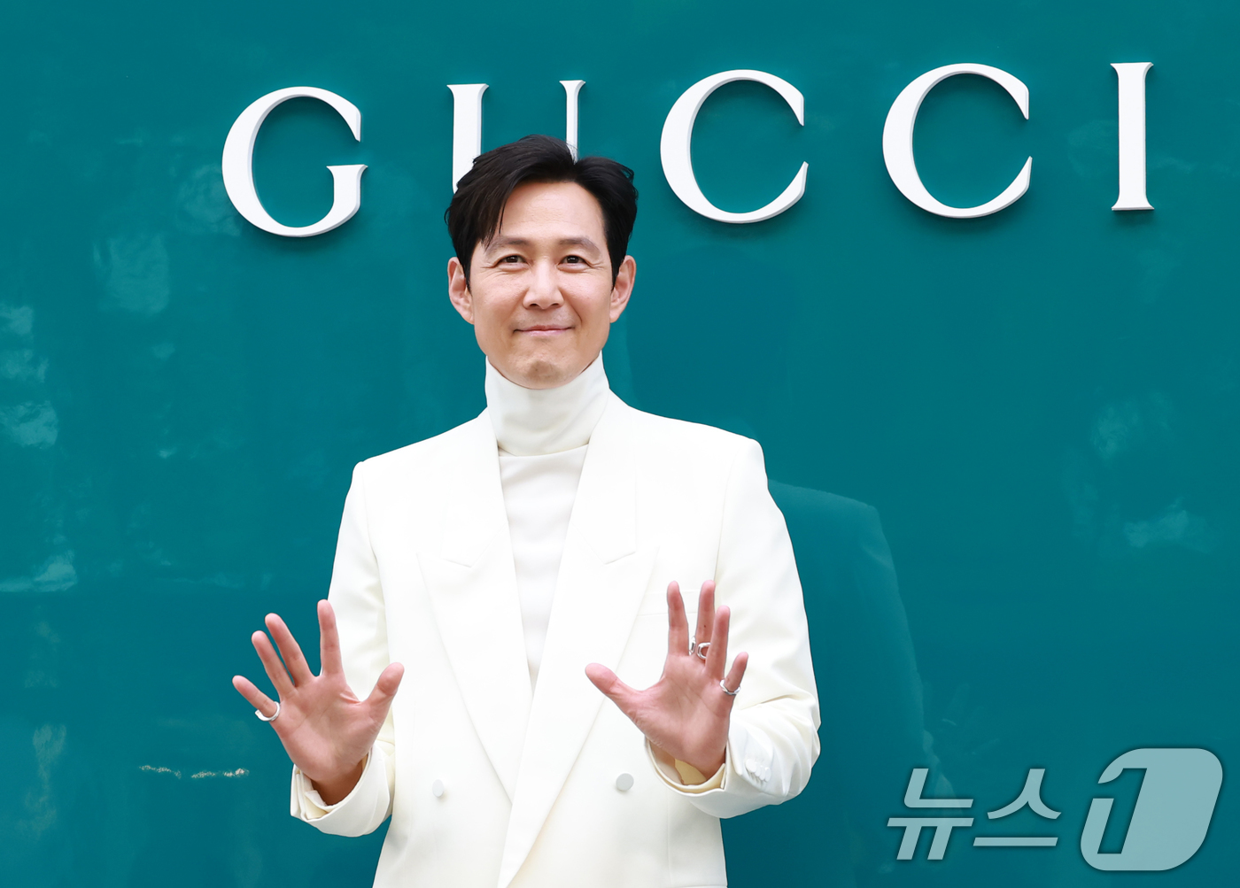 (서울=뉴스1) 권현진 기자 = 배우 이정재가 2일 오후 서울 강남구 구찌 청담 플래그십에서에서 열린 구찌(GUCCI)의 오스테리아 서울 이전·리뉴얼 오픈 기념 행사에 참석해 인사 …