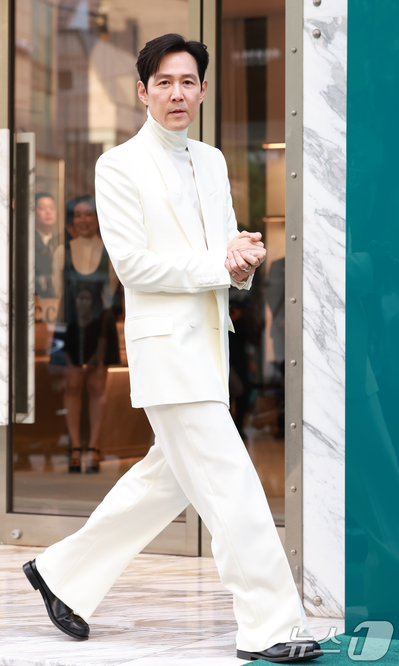 (서울=뉴스1) 권현진 기자 = 배우 이정재가 2일 오후 서울 강남구 구찌 청담 플래그십에서에서 열린 구찌(GUCCI)의 오스테리아 서울 이전·리뉴얼 오픈 기념 행사에 참석하고 있 …