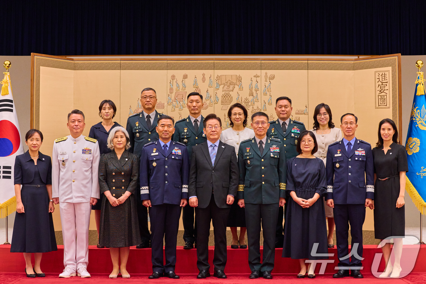 (서울=뉴스1) 허경 기자 = 이재명 대통령이 2일 서울 용산 대통령실 청사에서 열린 대장 진급·보직 신고 및 삼정검 수치 수여식에서 대장 진급자 등 참석자들과 기념촬영을 하고 있 …