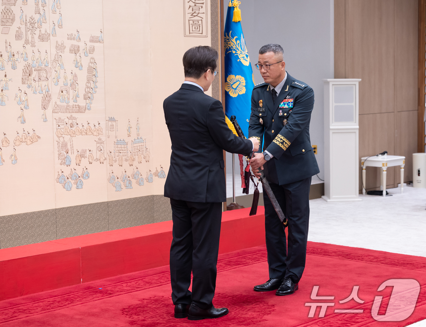 (서울=뉴스1) 허경 기자 = 이재명 대통령이 2일 서울 용산 대통령실 청사에서 열린 대장 진급·보직 신고 및 삼정검 수치 수여식에서 지상작전사령관 주성운 대장의 삼정검에 수치를 …