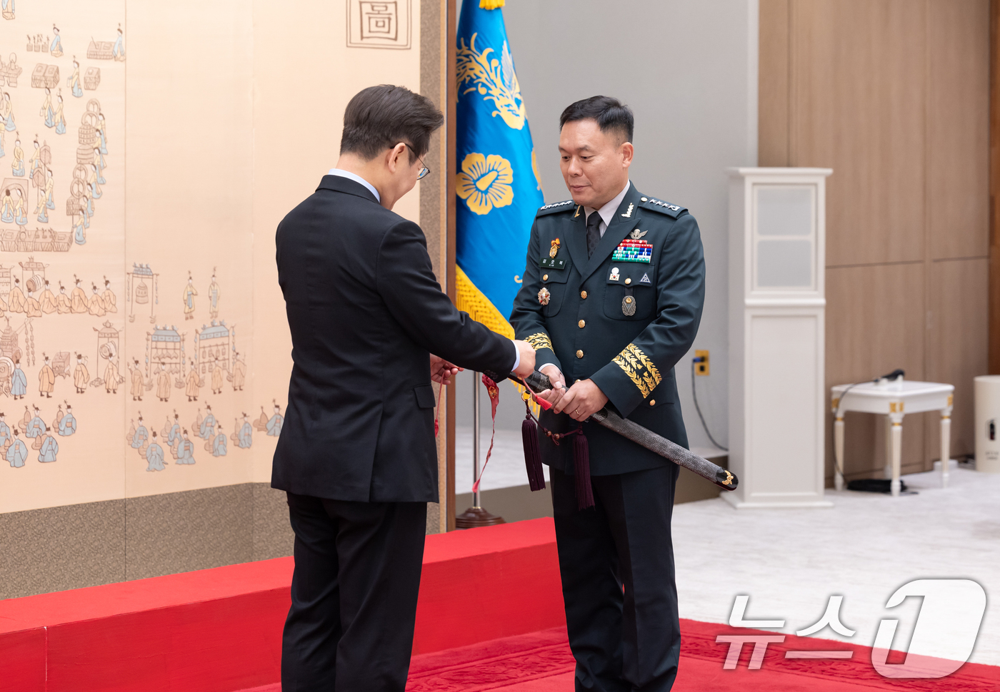 (서울=뉴스1) 허경 기자 = 이재명 대통령이 2일 서울 용산 대통령실 청사에서 열린 대장 진급·보직 신고 및 삼정검 수치 수여식에서 2작전사령관 김호복 대장의 삼정검에 수치를 달 …