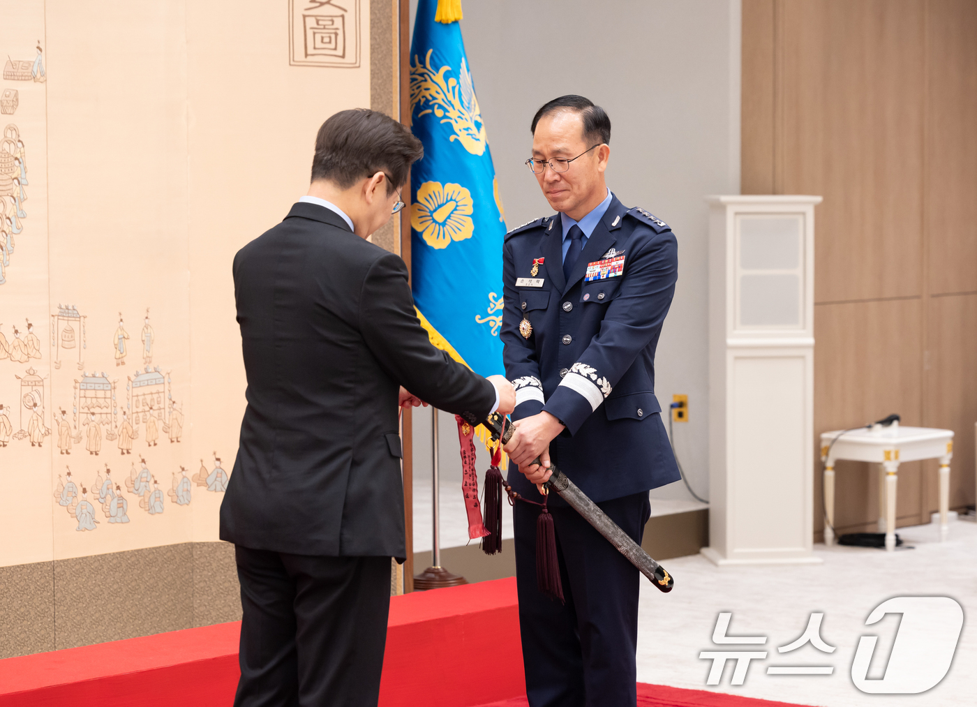 (서울=뉴스1) 허경 기자 = 이재명 대통령이 2일 서울 용산 대통령실 청사에서 열린 대장 진급·보직 신고 및 삼정검 수치 수여식에서 공군참모총장 손석락 대장의 삼정검에 수치를 달 …