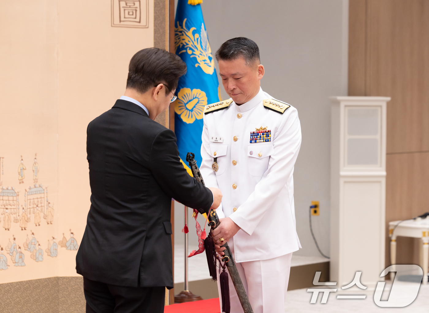 (서울=뉴스1) 허경 기자 = 이재명 대통령이 2일 서울 용산 대통령실 청사에서 열린 대장 진급·보직 신고 및 삼정검 수치 수여식에서 해군참모총장 강동길 대장의 삼정검에 수치를 달 …