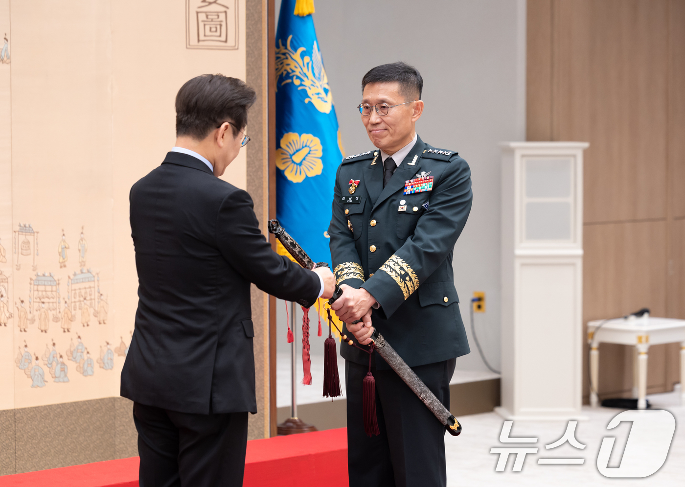 (서울=뉴스1) 허경 기자 = 이재명 대통령이 2일 서울 용산 대통령실 청사에서 열린 대장 진급·보직 신고 및 삼정검 수치 수여식에서 육군참모총장 김규하 대장의 삼정검에 수치를 달 …