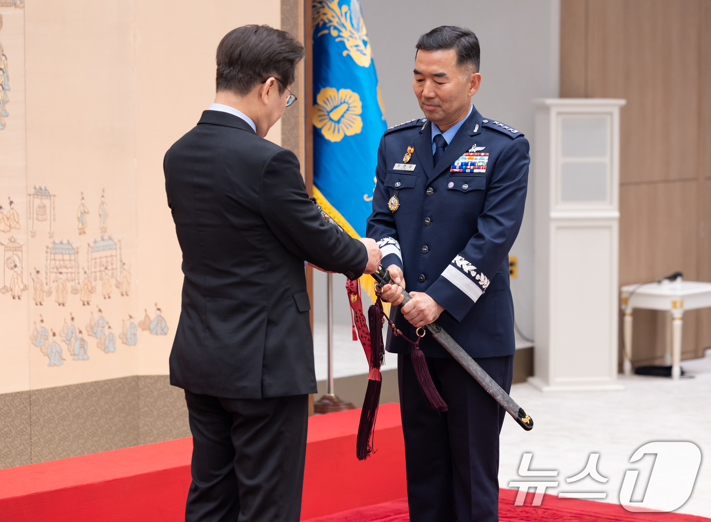 (서울=뉴스1) 허경 기자 = 이재명 대통령이 2일 서울 용산 대통령실 청사에서 열린 대장 진급·보직 신고 및 삼정검 수치 수여식에서 합동참모의장 후보자 진영승 대장의 삼정검에 수 …