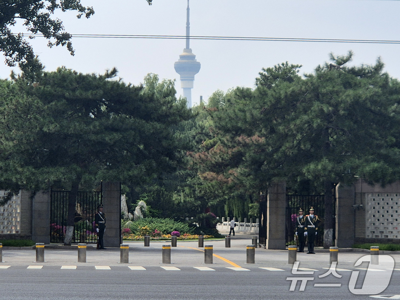 (베이징=뉴스1) 정은지 특파원 = 김정은 북한 노동당 총비서(국무위원장)가 탑승한 전용열차가 2일 오후 중국 베이징에 도착한 가운데 김 총비서 숙소인 댜오위타이(조어대) 국빈관이 …