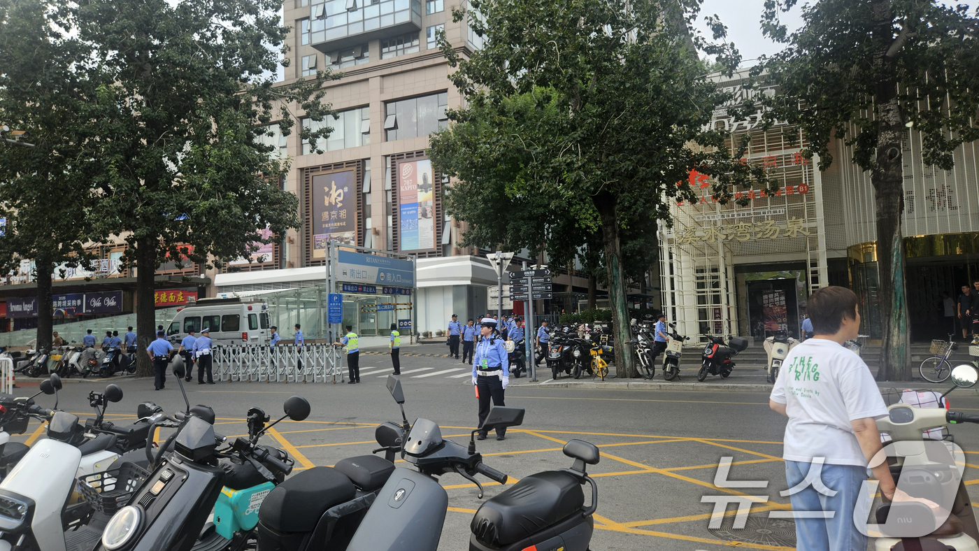 (베이징=뉴스1) 정은지 특파원 = 김정은 북한 노동당 총비서(국무위원장)가 탑승한 전용열차가 2일 오후 중국 베이징에 도착한 가운데 주중북한대사관 인근에 경찰이 경계 근무를 하고 …