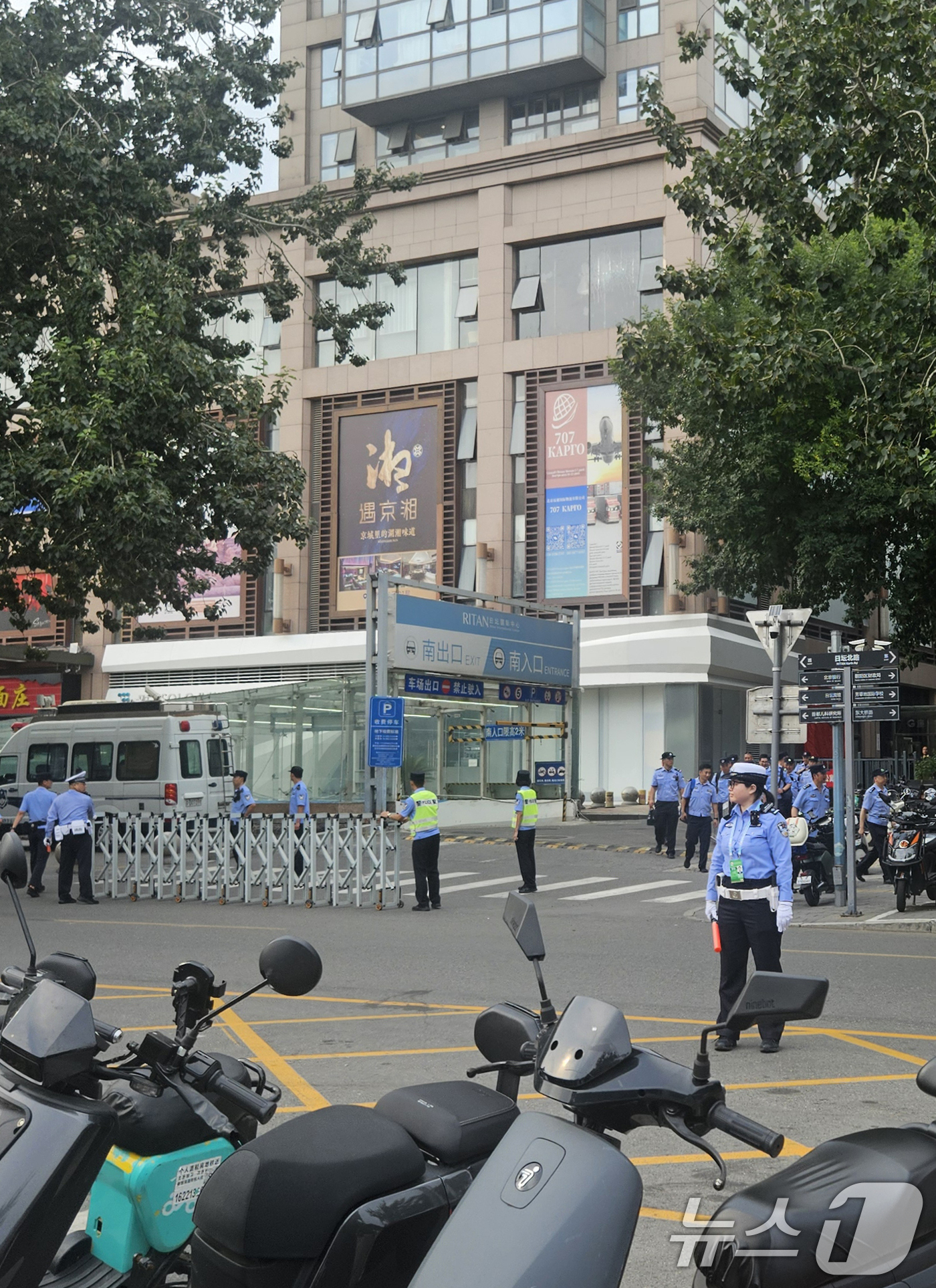 (베이징=뉴스1) 정은지 특파원 = 김정은 북한 노동당 총비서(국무위원장)가 탑승한 전용열차가 2일 오후 중국 베이징에 도착한 가운데 주중북한대사관 인근에 경찰이 경계 근무를 하고 …