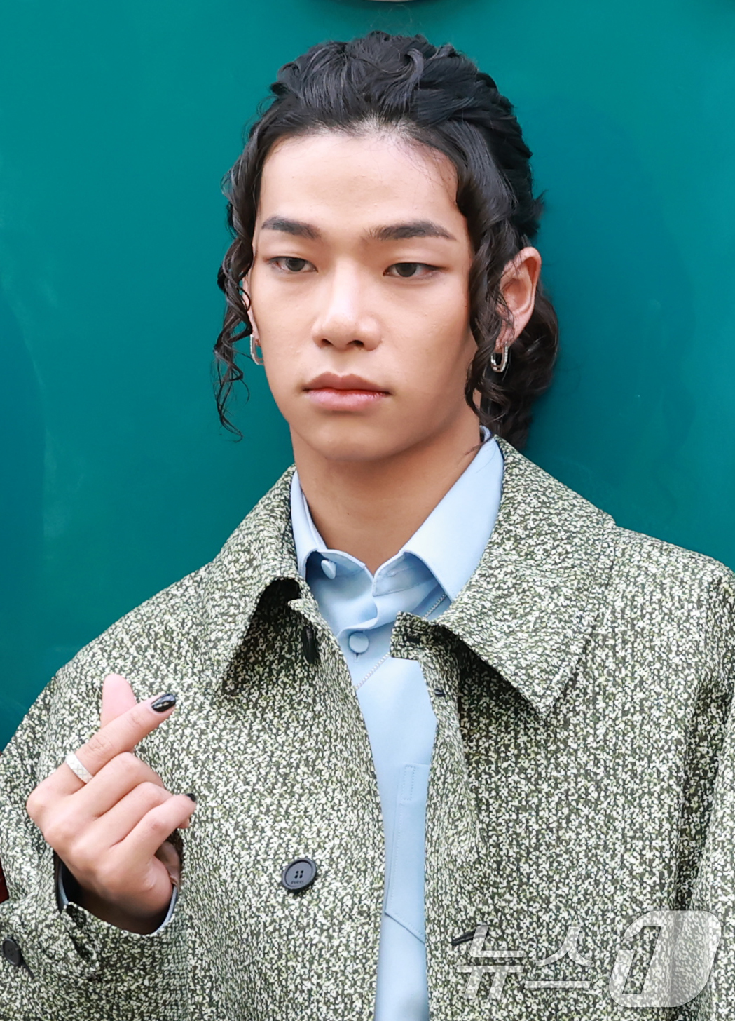 (서울=뉴스1) 권현진 기자 = 올데이프로젝트 타잔이 2일 오후 서울 강남구 구찌 청담 플래그십에서에서 열린 구찌(GUCCI)의 오스테리아 서울 이전·리뉴얼 오픈 기념 행사에 참석 …