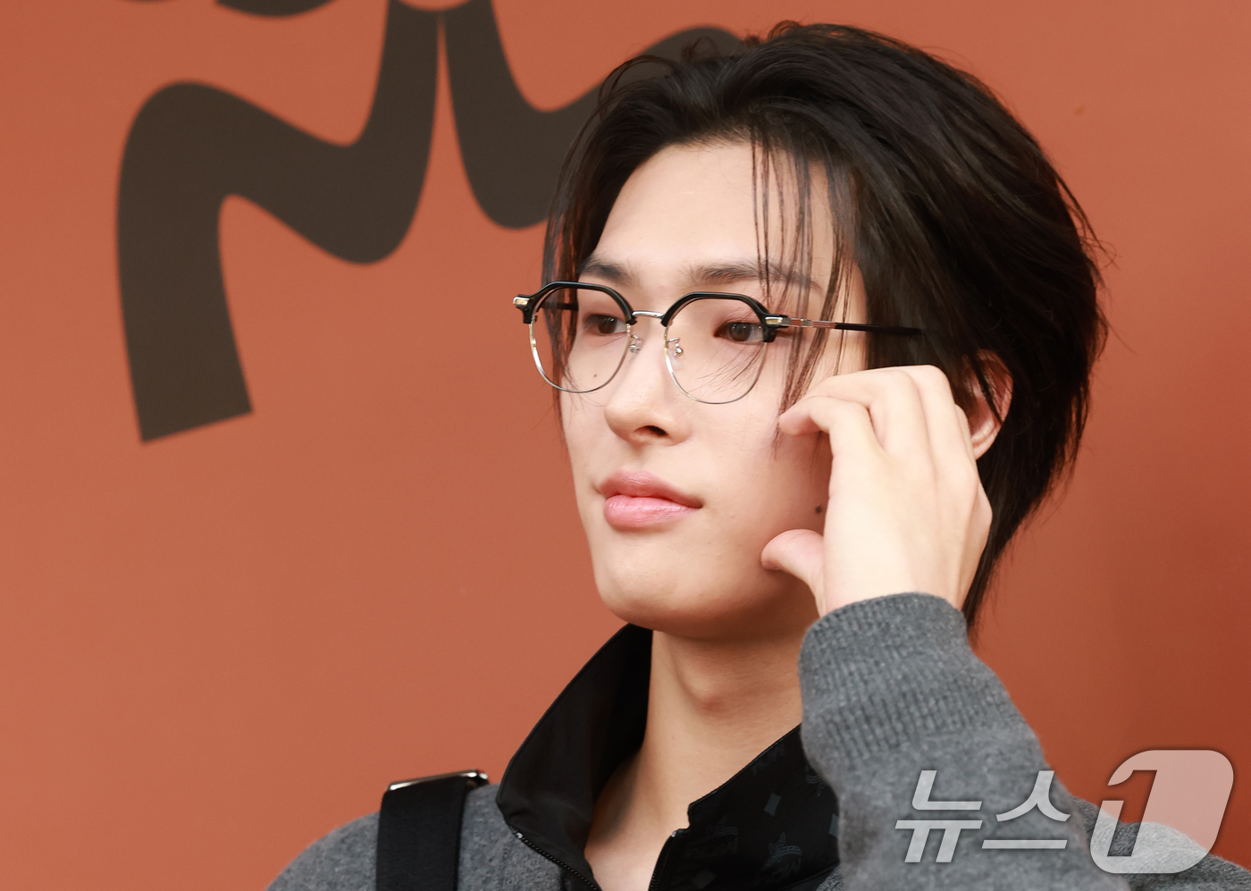 (서울=뉴스1) 권현진 기자 = 에이티즈 민기가 2일 오후 서울 강남구 청담동 MCM HAUS에서 진행된 'BE@RBRICK in MCM Wonderland’ 전시회에 참석해 포즈 …