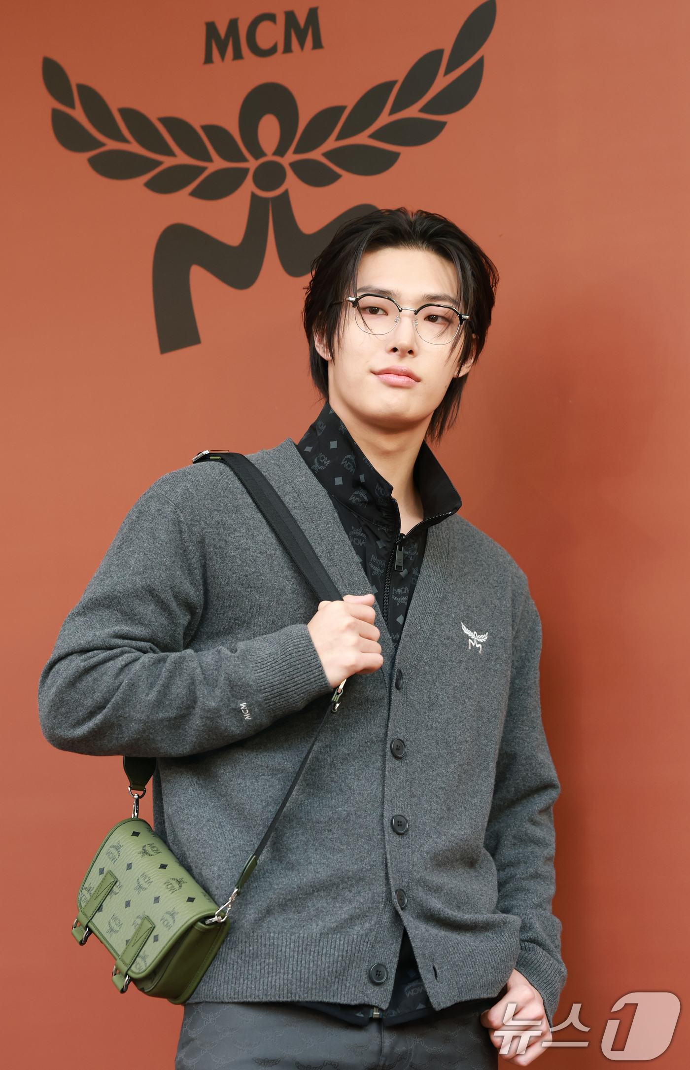 (서울=뉴스1) 권현진 기자 = 에이티즈 민기가 2일 오후 서울 강남구 청담동 MCM HAUS에서 진행된 'BE@RBRICK in MCM Wonderland’ 전시회에 참석해 포즈 …