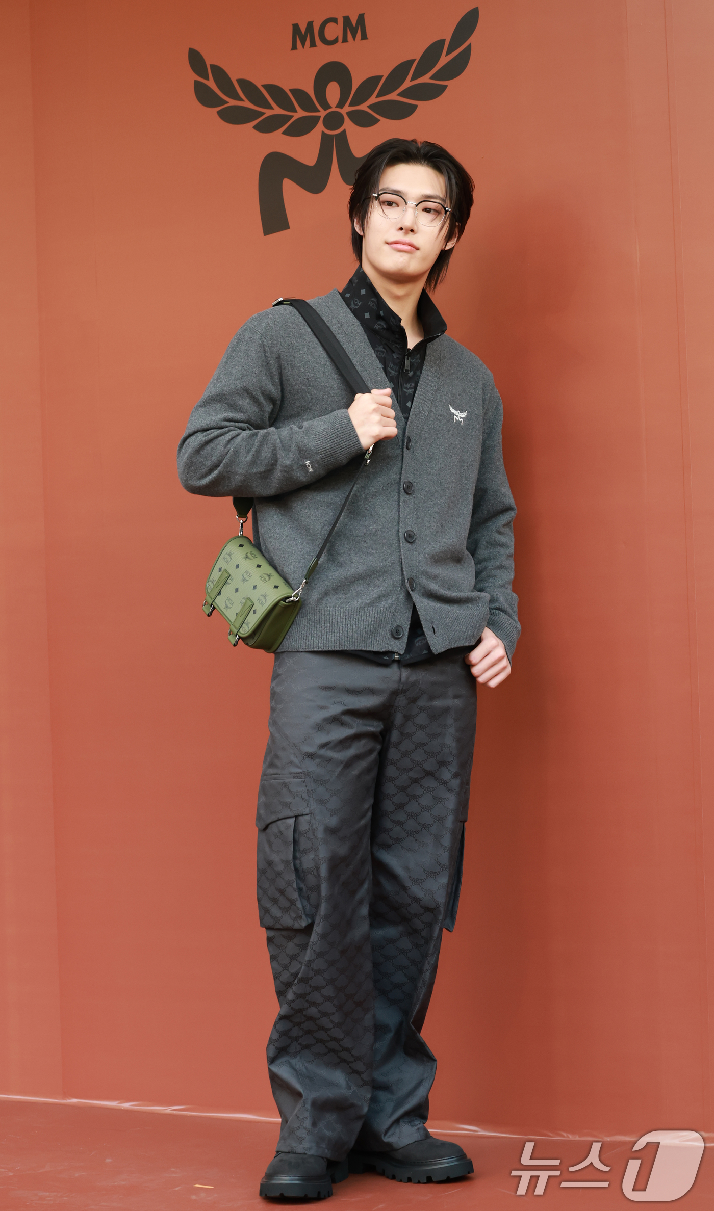 (서울=뉴스1) 권현진 기자 = 에이티즈 민기가 2일 오후 서울 강남구 청담동 MCM HAUS에서 진행된 'BE@RBRICK in MCM Wonderland’ 전시회에 참석해 포즈 …