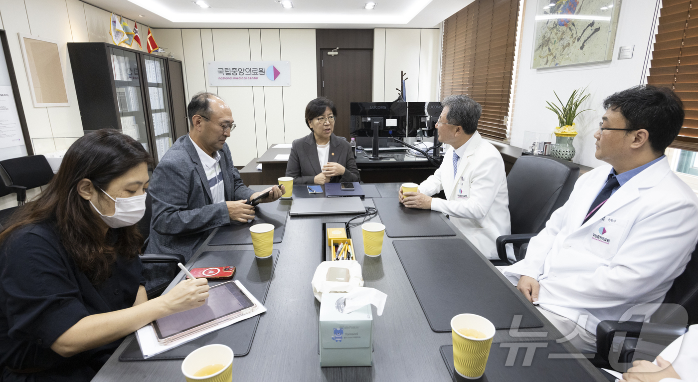 (서울=뉴스1) = 정은경 보건복지부 장관이 2일 오후 응급의료체계 개선 현장간담회를 위해 서울 중구 국립중앙의료원을 찾아 서길준 원장 등과 대화하고 있다. (복지부 제공. 재판매 …