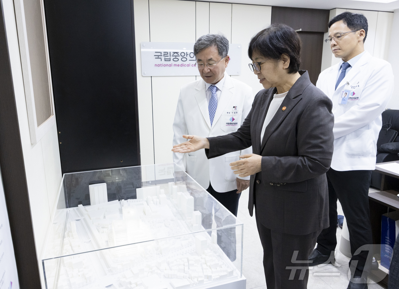 (서울=뉴스1) = 정은경 보건복지부 장관이 2일 오후 응급의료체계 개선 현장간담회를 위해 서울 중구 국립중앙의료원을 찾아 시설을 살피고 있다. (복지부 제공. 재판매 및 DB 금 …