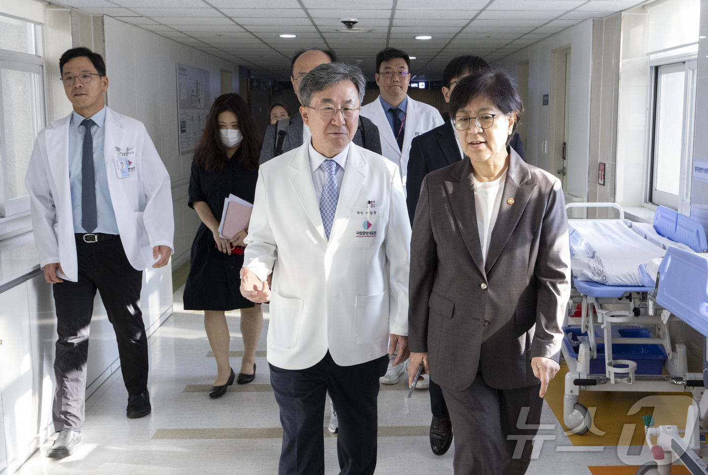 (서울=뉴스1) = 정은경 보건복지부 장관이 2일 오후 응급의료체계 개선 현장간담회를 위해 서울 중구 중앙응급의료센터를 찾아 시설을 살피고 있다. (복지부 제공. 재판매 및 DB …